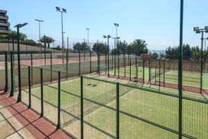 Tennisplatz im Barcelo Lanzarote Active Resort mit grünen Feldern und grünen Zäunen