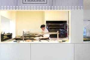 Ein Koch in einer Pizzeria im Barcelo Lanzarote Active Resort, der Pizza zubereitet.