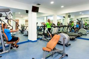 Fitness Center im Barcelo Lanzarote Active Resort mit mehreren Personen, die auf Laufbändern und Kraftgeräten trainieren.