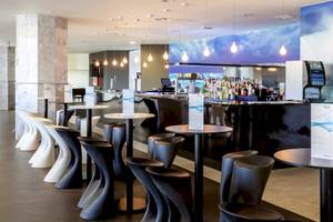 Innenansicht der Bar im Barcelo Lanzarote Active Resort Hotel mit Tischen und Stühlen