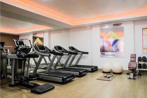 Fitnessstudio im Tivoli La Caleta Tenerife Resort mit mehreren Laufbändern und Trainingsgeräten.