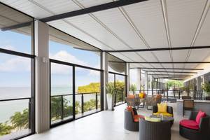 Lounge Bereich des Beyond Resort Krabi mit Blick auf das Meer und moderne Inneneinrichtung.