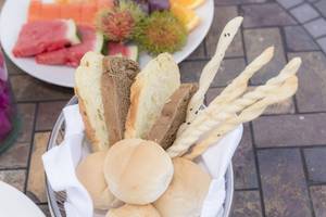 Frühstücksbuffet im Beyond Resort Krabi mit Brot, Brötchen, Früchten und Gebäck.