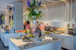Frühstücksbuffet im Beyond Resort Krabi mit verschiedenen Speisen, Tellern und Dekorationen.