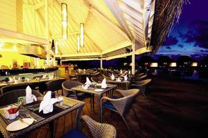 Terrassenrestaurant des Ellaidhoo Maldives by Cinnamon Hotels bei Nacht