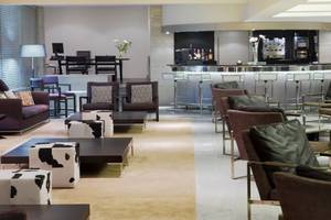Hotellobby des H10 Gran Tinerfe mit Bar, Sofas und Stühlen.