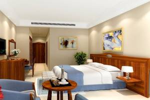 Hotelzimmer im Stella Gardens Resort & Spa Makadi Bay mit großem Bett, Schreibtisch und Fernseher.