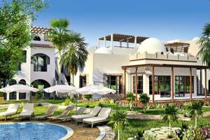 Stella Gardens Resort & Spa Makadi Bay mit Außenpool und Liegestühlen