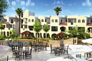 Außenbereich des Stella Gardens Resort & Spa Makadi Bay mit Pool und Restaurants