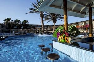 Poolbar des Oasis Belorizonte Hotels mit exotischen Früchten und Palmen im Hintergrund