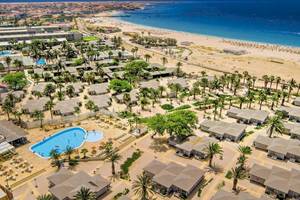 Luftaufnahme des Oasis Belorizonte Hotels mit Pool, Strand und Palmen