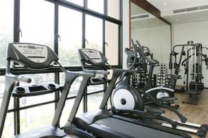 Fitnesscenter im Rawai Palm Beach Resort mit mehreren Tretmühlen und anderen Trainingsgeräten.