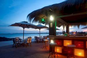 Terrasse des El Mouradi Djerba Menzel Hotels mit Blick auf das Meer bei Nacht