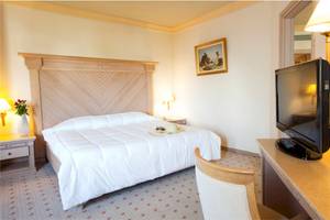 Hotelzimmer im El Mouradi Djerba Menzel mit Bett, Fernseher und Schreibtisch.