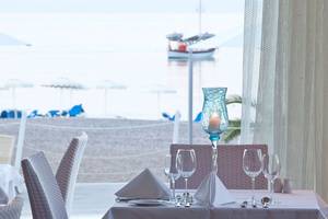 Restauranttisch im Lindos Bay Hotel mit Blick auf das Meer