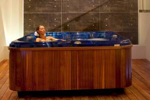 Eine Frau genießt einen entspannten Moment im Whirlpool des Lindos Bay Hotels.