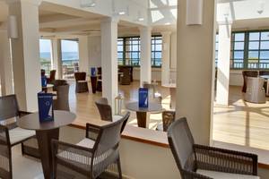 Lounge-Bereich des Silva Beach Hotels mit Blick auf das Meer und modernen Möbeln.