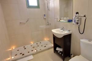 Badezimmer im Silva Beach Hotel mit Dusche, Waschbecken und Toilette