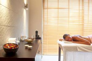 Spa-Massage-Bereich im Lindos Bay Hotel mit einer schlafenden Frau auf einer Massageliege.