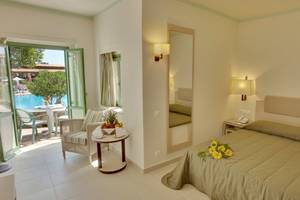 Hotelzimmer des Silva Beach mit Terrasse und Blick auf den Pool