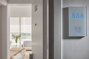 Zimmer 556 Eingang mit digitalem Display und Zimmernummer 556