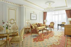 Eleganter Innenraum des Raffles The Palm Dubai mit goldenen Akzenten und luxuriösem Mobiliar.