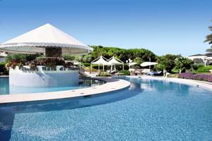 Poolbereich des Baia Di Nora Hotels mit Pavillon und Sonnenschirmen