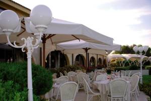 Foto der Terrasse mit Sitzplätzen im Baia Di Nora Hotel.