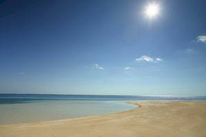 Strand des LUX Belle Mare Resort & Villas unter einem strahlend blauen Himmel