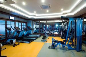 Fitnessstudio im Orange County Belek Hotel mit Laufbändern und Kraftgeräten.