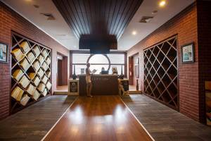 Empfangsbereich des Orange County Belek - Family Concept Hotels mit Rezeptionstresen und gefliesten Böden.