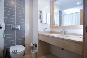 Badezimmer im Orange County Belek Hotel mit Toilette, Waschbecken und Spiegel.