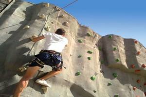 Ein Mann klettert an einer künstlichen Kletterwand im Barcelo Tenerife.