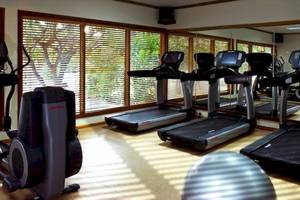 Fitnesscenter mit Laufbändern und anderen Geräten im Sheraton Maldives Full Moon Resort & Spa