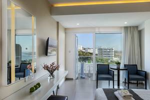Zimmer im Melissi Beach Hotel & Spa mit Meerblick, moderner Einrichtung und Balkon.