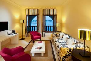 Wohnzimmer im Juweira Boutique Hotel mit Blick auf das Meer und modernen Möbeln.