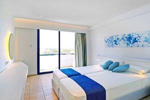 Zimmer im Anonymous Beach Hotel mit zwei Betten und Aussicht auf die Außenseite.