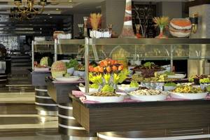 Buffet im Seaden Corolla Hotel mit verschiedenen Salaten und Gerichten.