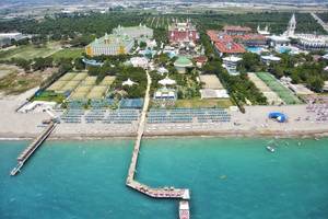 Luftaufnahme des Kremlin Palace Hotels mit Strand, Pools und Wassersport