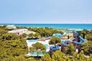 Luftaufnahme des Wasserparks des Kremlin Palace Hotels mit Rutschen und Meer im Hintergrund