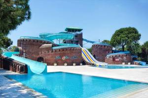 Wasserrutsche im Kremlin Palace Hotel mit mehreren Rutschen und einem großen Pool.