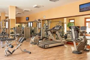 Fitnesscenter im Jaz Mirabel Beach Hotel mit Laufbändern, Hanteln und anderen Geräten