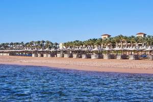 Strand mit Sonnenschirmen und Jaz Mirabel Beach Hotel im Hintergrund