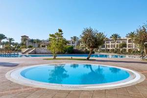 Außenpool im Jaz Mirabel Beach Hotel mit gepflastertem Bereich und Palmen