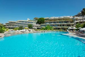 Außenpoolbereich des Sunrise Queen Luxury Hotel mit Gästebereich und Liegestühlen.