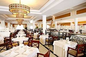 Innenansicht des Restaurants des Bahia Principe Luxury Esmeralda Hotels mit gedeckten Tischen und eleganter Beleuchtung.