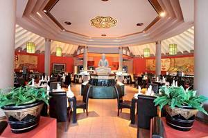 Restaurant mit Buddha-Statue und Pflanztöpfen im Bahia Principe Luxury Esmeralda.