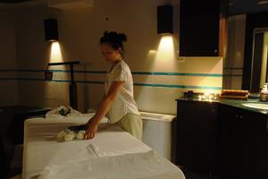 Eine Frau bereitet im Marti Resort eine Massagebehandlung vor.
