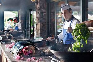 Koche im Marti Resort kochen woks mit blumen und gemuse