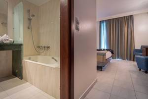 Badezimmer des Galaxy Beach Resorts mit Badewanne und Dusche